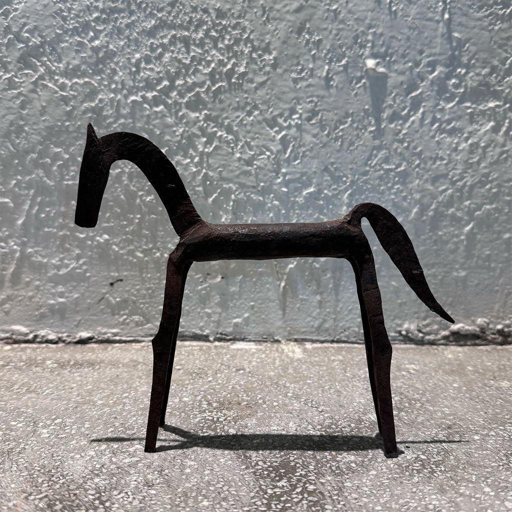 原始風格手工鐵鍛製馬