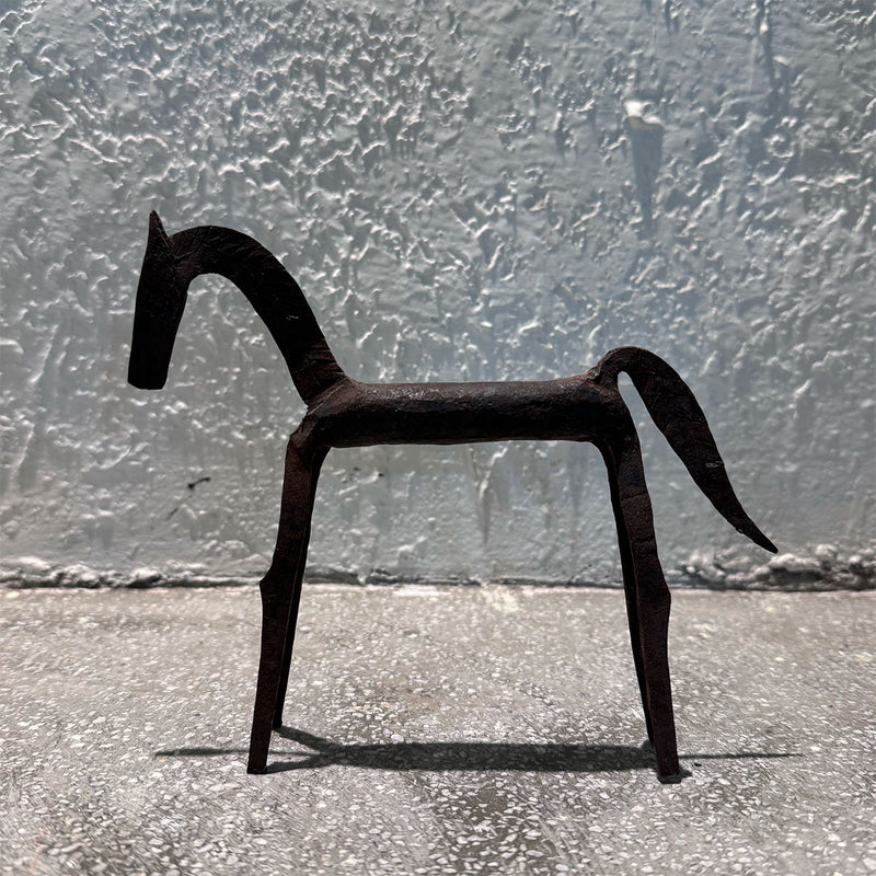 原始風格手工鐵鍛製馬