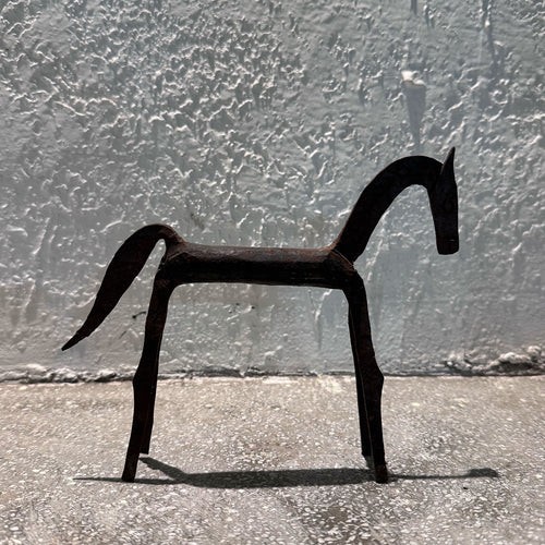 原始風格手工鐵鍛製馬