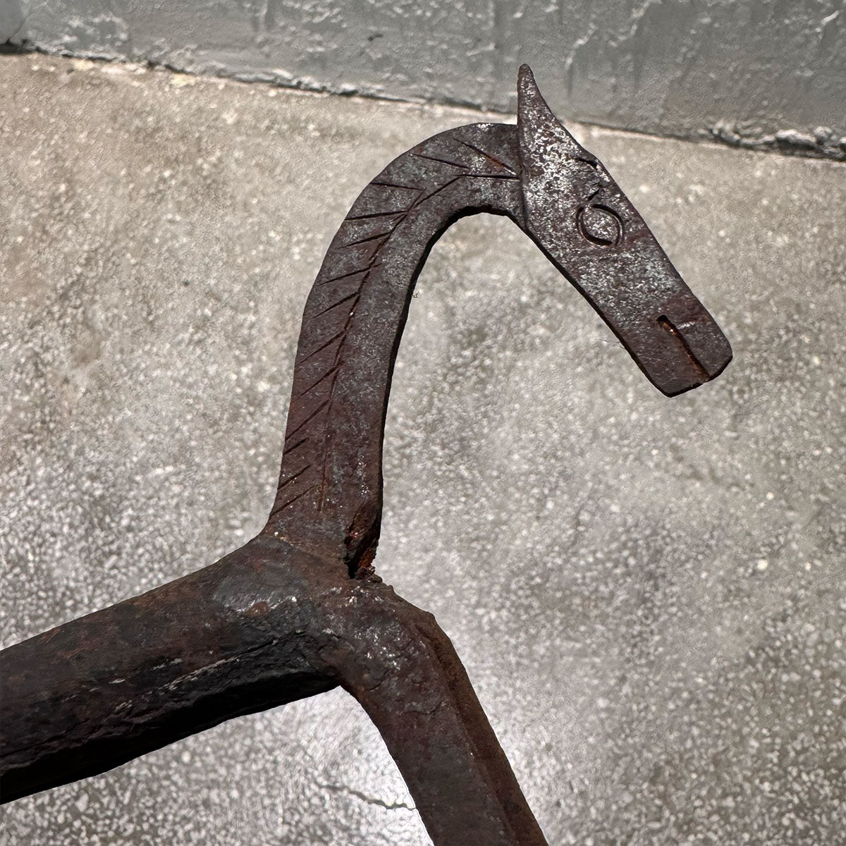 原始風格手工鐵鍛製馬