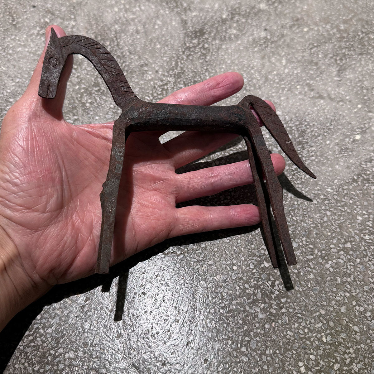 原始風格手工鐵鍛製馬